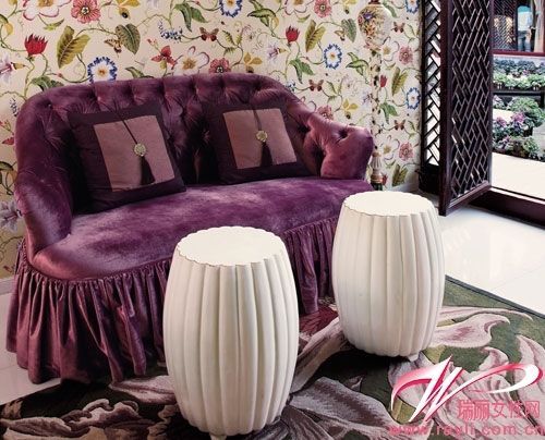 深紫色丝绒面料双人沙发营造精致高雅气息