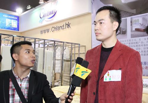 广州龙中龙家具公司董事长陈军接受媒体采访