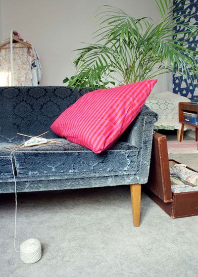 60年代灰蓝色暗花灯芯绒沙发带出都市成熟稳重的简约风，搭配粉红色抱枕，温暖的颜色，给空间带来温暖温馨的氛围，也给沉闷的灰色带来活泼和欧洲小镇风的元素