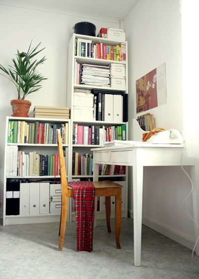 书房用一个高书柜搭配一个同款矮书柜，呈现阶梯状的设计，增加室内设计的立体感。以白色为主基调的书房，搭配苏格兰格子的毛毯，英国特色的简约风油然而生