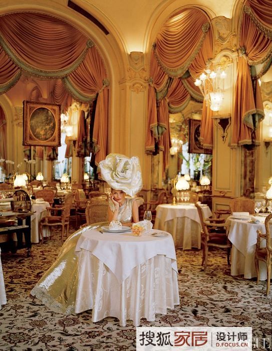 超模Kate Moss演绎巴黎丽池酒店的时尚魅力 