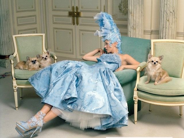 超模Kate Moss演绎巴黎丽池酒店的时尚魅力 