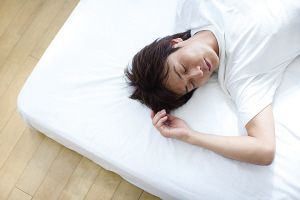国际睡眠日小调查 你家床垫是怎么买的