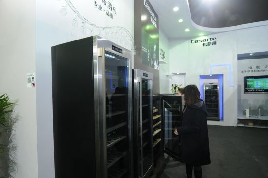 家博会展出全新家电 卡萨帝推出全球首台单门双温区酒柜