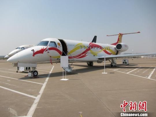 成龙2亿"龙"纹私人飞机 高调现身亚洲公务航空会展