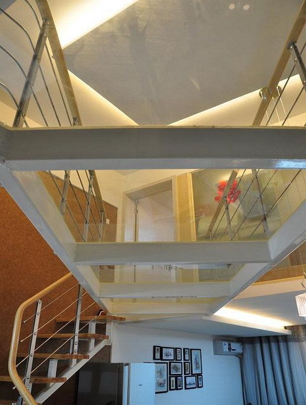 50平米一层变两层Loft 透明玻璃走廊（组图） 