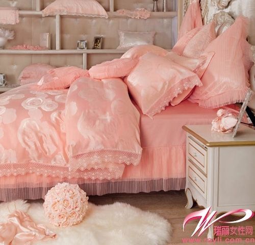 粉色床品加上蕾丝设计打造永恒浪漫氛围