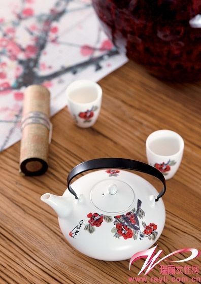 梅花图案的中式茶具