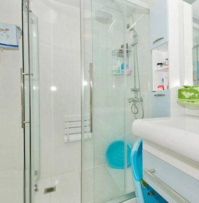 浴室柜的造型很别致，很适合这样的小浴室千家乐卫浴的淋浴花洒套装增加了淋浴的乐趣