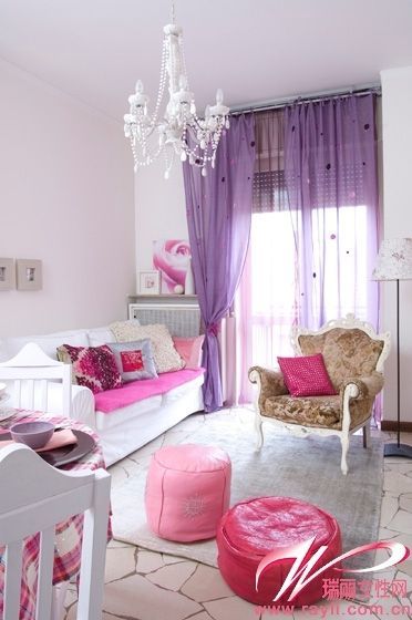 白色打底用粉紫色营造甜美浪漫感客厅