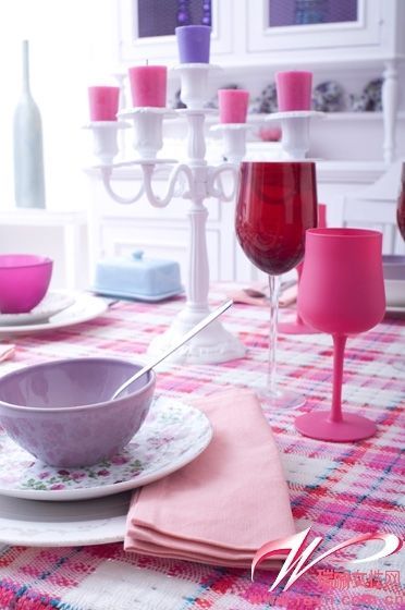 粉紫色格纹桌布+粉色酒杯+粉紫色碗具打造浪漫就餐氛围