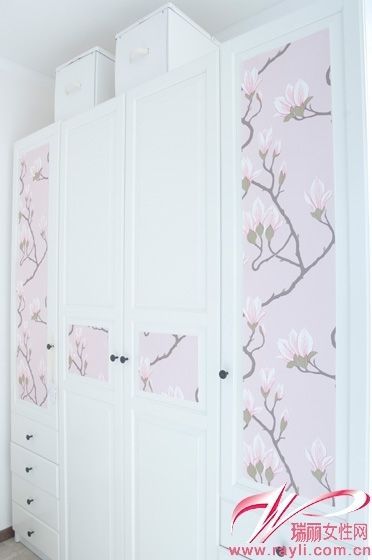 粉色花朵图案铺贴的衣柜