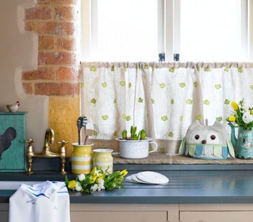 精致的绣花亚麻布窗帘可以活化环境，这样小清新的风格你也会喜欢上的
