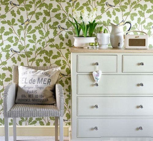 结合不同风格的家具选择合适的墙纸，比如这种造型简单的家具就特别合适搭配有装饰画墙纸，显得春意盎然