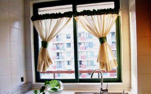 厨房悬挂窗帘讲究实用 妙招给你灵感