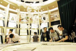 第十八届佛山陶博会上，国内采购商正在研究瓷砖新品
