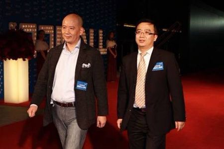 零点研究咨询集团董事长袁岳与红星美凯龙高管走红毯