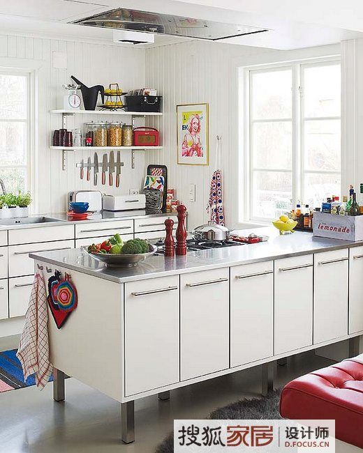 快乐主妇打造15平白色中岛厨房 复古风格设计 