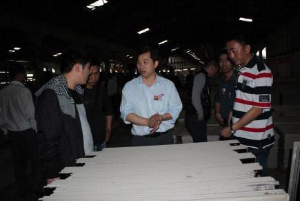 RGC荣高陶瓷厂长悉心讲解瓷砖生产流程