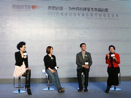 著名心理专家陶思璇（右一）与媒体朋友分享“有爱的饭”话题