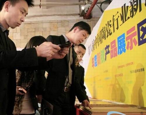 观众在“第八届中国陶瓷行业新锐榜“参赛产品展示区观看产品