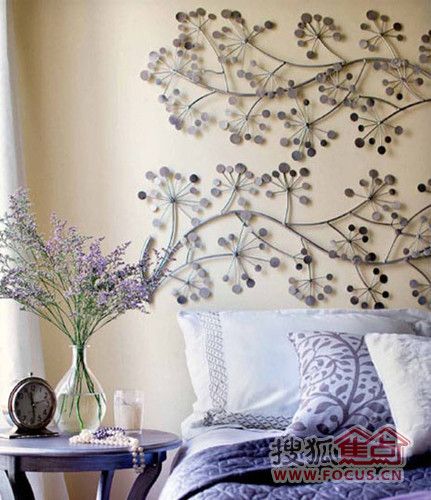 在卧室空白的墙上贴上铁艺花枝造型