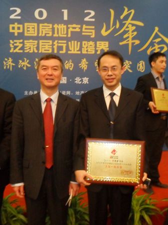 上图为中国建筑卫生陶瓷行业协会秘书长谬斌(左)和百德嘉卫浴总经理林四靖(右)