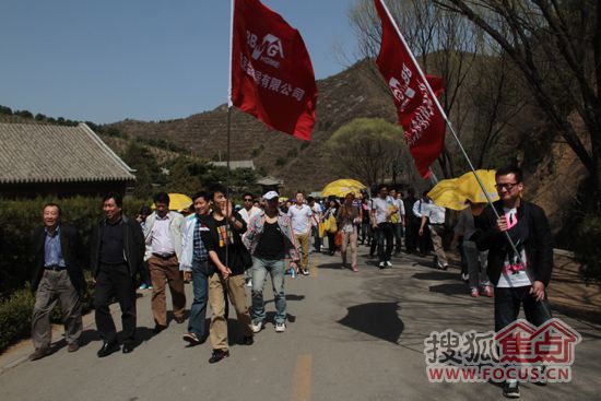 在北京建材经贸大厦旗帜引导下，植树军团前往长城脚下