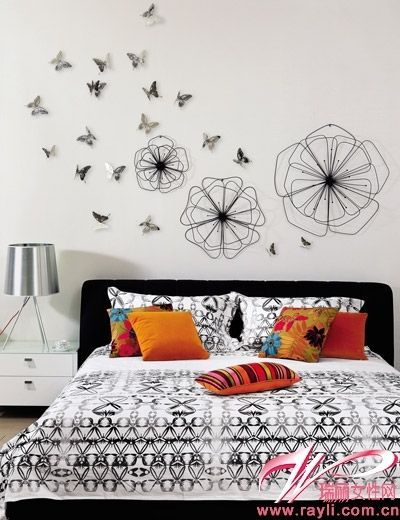 蝴蝶和金属花朵一起打造个性卧室背景墙