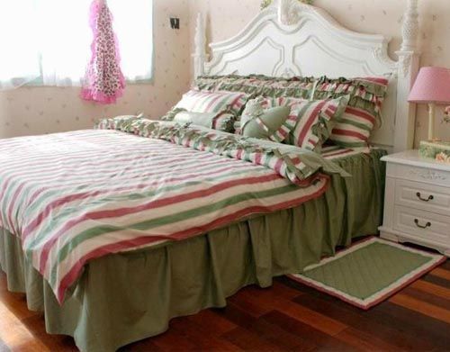 这个床品设计的比较复杂，是绿色和很多斜纹的结合，整体的设计是竖条形的线条相结合，这些竖条中夹杂着绿色和红色，看起来舒适而温馨