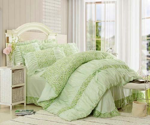 韩式可爱风床品，枕套有荷叶边,床裙有荷叶边,绿色和很多小碎花的结合，花样独特,能赋予您家居时尚个性气息，拥有这样一套床品铺在床上，开始属于你的甜蜜梦吧
