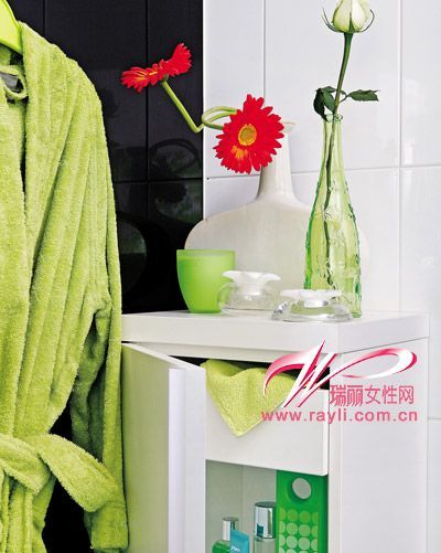 绿色浴衣和绿色卫浴用品