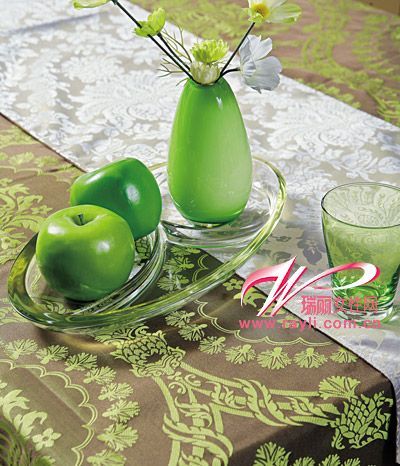 绿色纹样搭配咖啡色质地桌祺