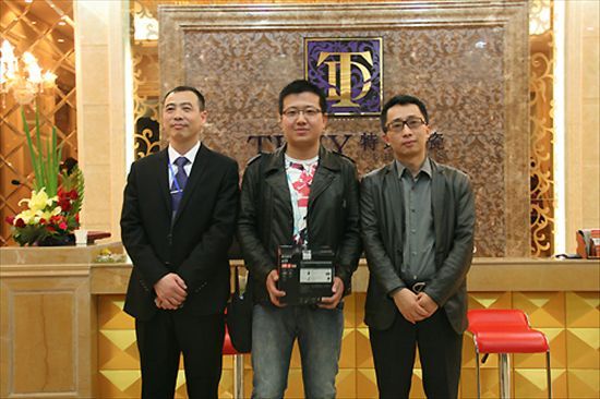 特地陶瓷董事总经理李强（右一）亲自颁发幸运儿奖品