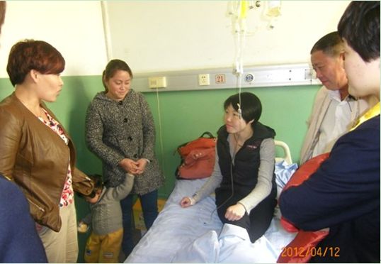 图为：邯郸市城市总经理杨洪华女士(左一)来到病房看望一宁