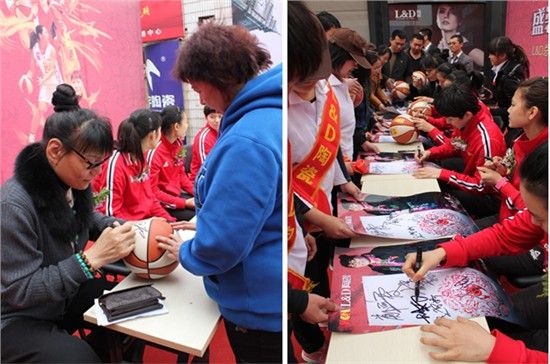 中国女篮巨星郑海霞与沈部女篮球星为顾客朋友签售