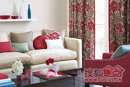 窗帘与沙发的个性混搭 清新时尚客厅设计方案 