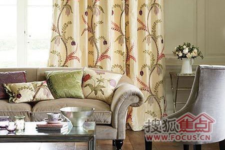窗帘与沙发的个性混搭 清新时尚客厅设计方案 