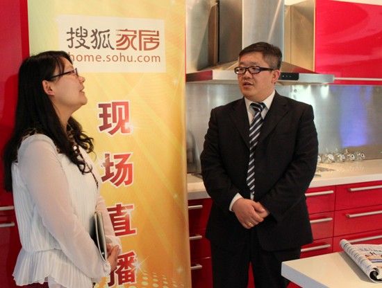 老板厨房电器品牌总监张瑄接受记者采访