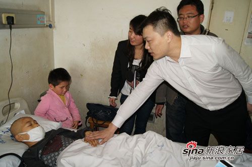 红星美凯龙和平商场副总经理郑维苗先生看望白血病患者周少康小朋友