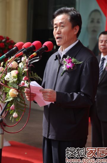 中国财贸轻纺烟草工会副主席王洪泽发表讲话