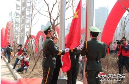  红星美凯龙东北区域总经理陈雪梅担当国旗升旗手