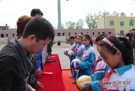  沈阳海尔对新台子镇中心小学捐赠了文化、体育用品