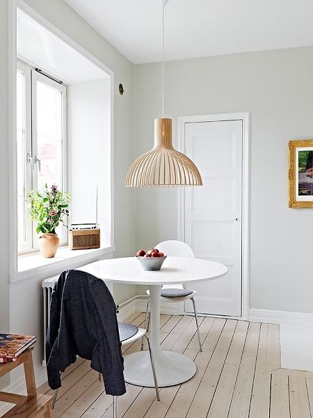 62平整洁北欧公寓 浅色地板搭纯白居室（图） 