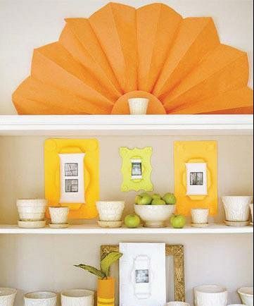 这把用橘黄色厚纸做的折叠纸扇仿佛日出东方，可以将它置于书架、壁炉架或门上，明亮的黄色配搭干净的白色，把整个居室都映衬得很欢快