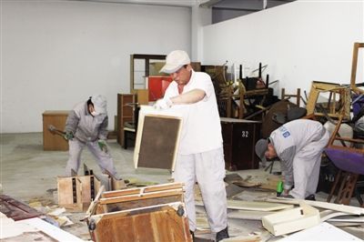 在居然之家家具回收处理中心内，拆解和打包是最主要工作