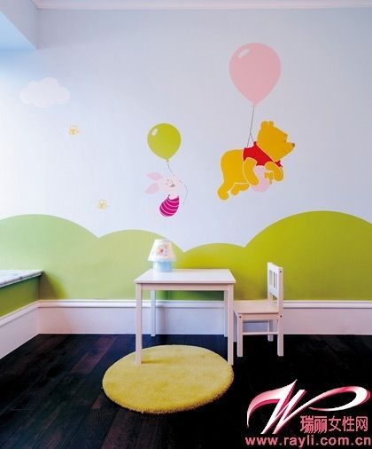 儿童房用木质家具搭配黄绿色维尼熊主题墙面倍显活泼可爱