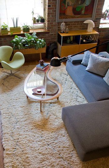 淡黄色的地毯则可以和地灯相互呼应，共同构建出温馨的家居