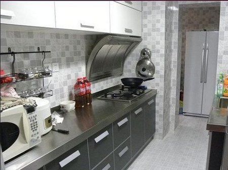 厨房瓷砖和橱柜