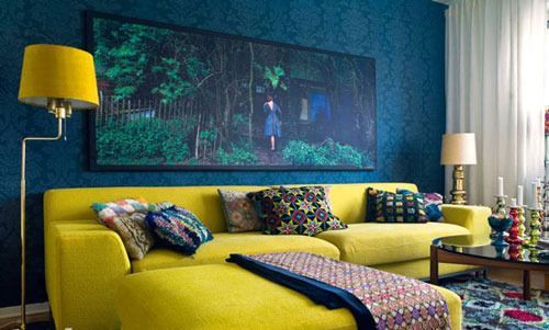 在蓝调客厅里，搭配一个炫目的黄色沙发是个明智的决定。抢眼的黄色能够中和墙面和地毯的暗调，让客厅显得明亮又时尚